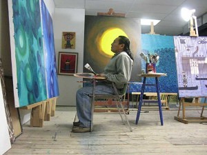 "La influencia de la cultura guna en mi trabajo es muy fuerte, porque todos los aspectos de la vida en una comunidad guna tienen que ver con el arte", manifiesta Achu en su estudio en Ontario.