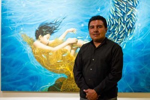 Kansuet con "Arrullo de mar", una de las obras de su última muestra individual cuyo tema era la simbiosis entre el hombre y la naturaleza.