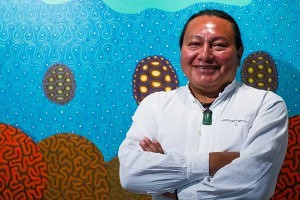 Achu frente a uno de sus trabajos recientes.