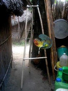 Primer caballete de Kansuet hecho por su padre. Años más tarde, nada le dará más satisfacción que invertir el primer pago por sus obras, en un cayuco más grande para su padre