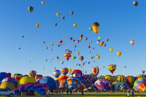 El Festival Internacional de Globos de Albuquerque, Nuevo México, es una de las más vistosas festividades realizadas en Estados Unidos y el mundo entero. Con un característico cielo azul, cada octubre cientos de globos aerostáticos despegan y recorren el firmamento durante nueve días en un escenario digno de admirar.