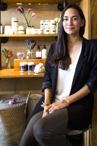 En la búsqueda de una solución personal para llevar una vida más orgánica, Isabella Neira se encontró con una demanda que la llevó a crear su propia marca de productos orgánicos para la piel, y hace un año fundó Nativo Skin Care. 