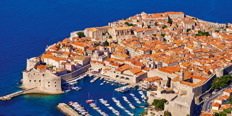 Dubrovnik es una exquisita ciudad amurallada localizada en Croacia. Allí se filmó la exitosa serie de televisión Game of Thrones.