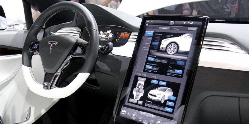 Panel de navegación de un sedán Tesla, empresa que ha sido pionera en la fabricación de carros eléctricos.