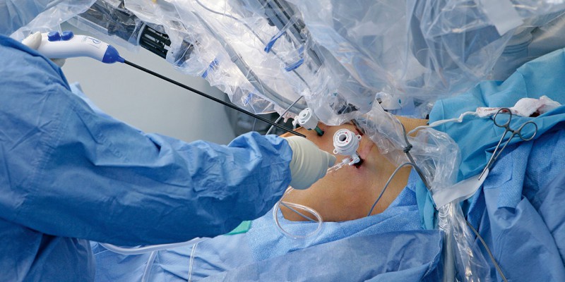 Máquinas inteligentes o robots como el Da Vinci son utilizados cada vez más para realizar cirugías menos invasivas.