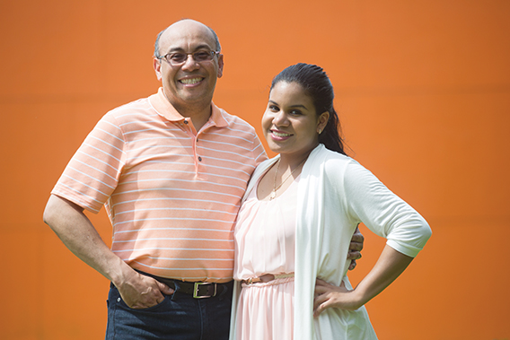 En sus padres, Isabel Navarro y Roderick Acquie, Dianis ha encontrado el apoyo necesario para salir adelante, demostrándonos que las oportunidades están ahí para quien quiera aprovecharlas.