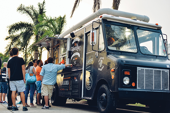 En los mercaditos es usual encontrarse con gente haciendo fila para comer en los food trucks, una nueva tendencia que tiene muchos seguidores.