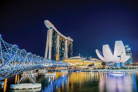 Singapur es una ciudad muy moderna y vistosa. Tres de sus íconos y atracciones turísticas más reconocibles son el Helix, puente peatonal con osada arquitectura; el hotel Marina Bay Sands, con sus tres imperdibles torres; y el Museo de Arte y Ciencia, cuya singular forma de flor abierta cautiva el paisaje.