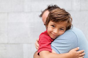 Desde pequeños, los niños aprenden sobre la integridad con el ejemplo.