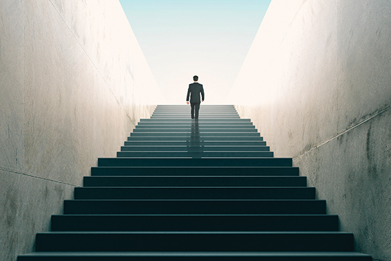 Es importante que las generaciones que preceden a los millennials los mantengan enfocados y con retos. Por parte de ellos, es importante que la actitud no sea la de querer llegar al piso 10 sin pasar del 1 al 9, pues hay mucho que aprender en el camino.