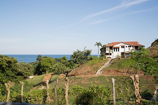 A principios del año 2000, Pedasí recibió un impulso para embellecerse. El lugar quedó en la mira de los inversionistas extranjeros y se construyeron hermosas residencias que complementan la belleza natural de las casas interioranas típicas de este agradable poblado.