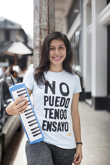 Katherine Hernández dedica su tiempo a enseñarles música a los niños de su provincia natal.