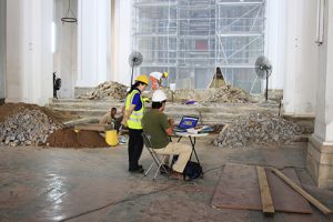 El arqueólogo Tomás Mendizábal le explica a Wendy Tribaldos importantes detalles de los descubrimientos encontrados en la Catedral Basílica.