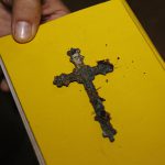 Crucifijo de metal encontrado en una de las cistas