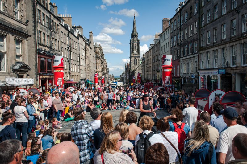 Turistas y curiosos se congregan alrededor de un artista callejero en la Royal Mile de Edimburgo con motivo de The Fringe, el festival artístico más grande de Europa y que se celebra cada agosto en la capital escocesa.