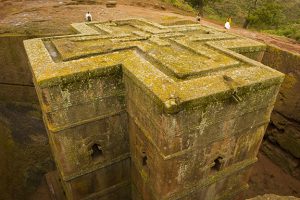 La más representativa de todas las iglesias talladas en roca volcánica es la Biete Ghiorgis, o iglesia de San Jorge, cuya forma de cruz tiene 15 metros de altura.
