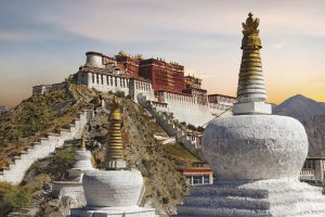 El Palacio Potala o Palacio Blanco es la residencia del Dalai Lama en el Tíbet, China.
