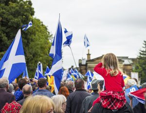 Partidarios de la independencia de Escocia del Reino Unido portan la bandera nacional por las calles de Edimburgo durante una manifestación celebrada antes del referéndum de septiembre de 2014.
