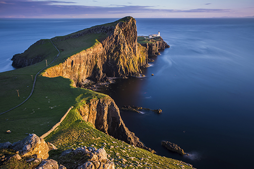 El faro de Neist Point está ubicado en Skye, que es la más grande de las islas escocesas y uno de los lugares más visitados de Escocia por sus paisajes y sus fabulosas rutas para practicar el senderismo. 