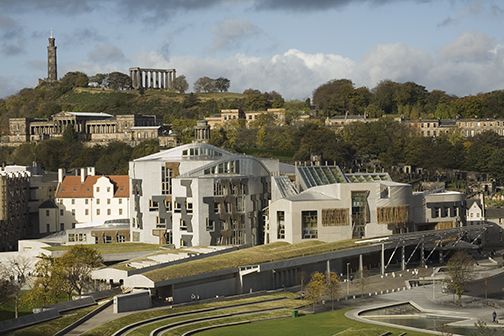 Con su extraño y controversial diseño arquitectónico, el nuevo edificio del parlamento escocés, −ubicado frente al palacio de Holyrood, en Edimburgo− fue inaugurado en 2005 y es el lugar en el que se concentra el poder político de Escocia.