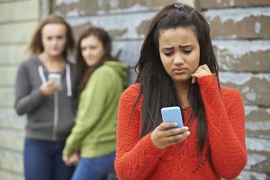 Aprender sobre cómo se está creando un texting hotline para ayudar en la lucha contra el bullying o acoso es posible a través del TED Talk Texting that saves lives, de Nancy Lublin.