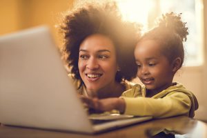 Según Linda Liukas, no se trata de darle la tecnología a nuestros hijos, sino de que entiendan qué hace y qué más pudieran hacer con ella para sobrevivir en la era tecnológica.