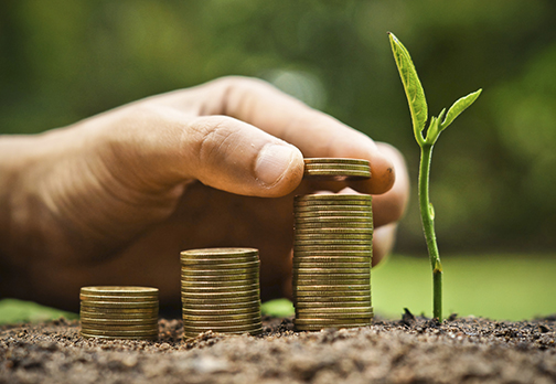 La reducción en el consumo de papel, plástico, útiles de oficina, entre otros, no solo ayuda a cuidar nuestro planeta sino que genera un beneficio económico que se puede cuantificar fácilmente.