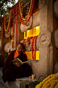El Tíbet, territorio autónomo al noreste del Himalaya, es un importante lugar de peregrinaje donde los monjes budistas meditan y viven de manera modesta y espiritual.