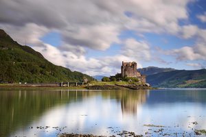 Es probable que el castillo de Eilean Donan (isla de Donan), en la entrada del Loch Duich, en las highlands escocesas, haya tenido sus cimientos en una capilla del siglo VI..