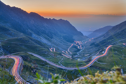 La carretera Transfăgărășan es una de las más altas y bellas del Viejo Continente. Se encuentra ubicada en Rumania, específicamente entre Transilvania y la región de Valaquia, e impresiona por su forma ondulada y poco común.