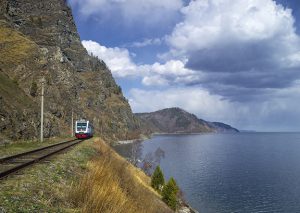 Con 9,288 kilómetros, el Transiberiano es la ruta ferroviaria más larga del mundo. Esta increíble obra logra unir tres países y va desde Moscú hasta Vladivostok, cerca del mar de Japón.