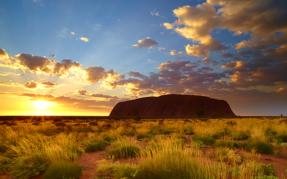 Uluru o Ayers Rock es un enorme monolito de 10 kilómetros de circunferencia y 350 metros de alto ubicado en Australia, cuya característica más llamativa la constituye el cambio de color de su superficie.