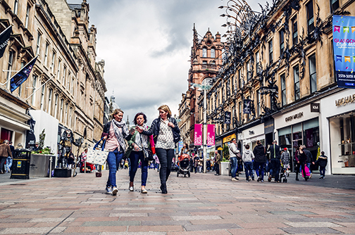 El área peatonal de la calle Buchanan, en Glasgow, es una muestra de la reciente modernización de la ciudad escocesa: antiguo paso vehicular, es hoy un popular centro dedicado al comercio y la moda. 