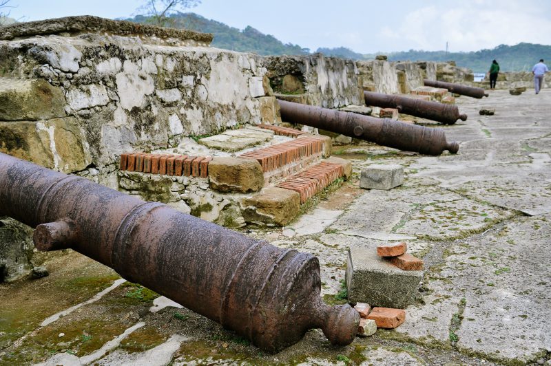 Los cañones originales de la época colonial aún siguen apuntando hacia la bahía de Portobelo. Estos, en conjunto con los elementos de piedra de las fortalezas, están siendo restaurados como parte del plan maestro de renovación de las fortificaciones del caribe panameño.