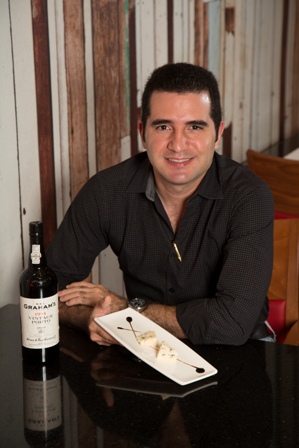 Ramón Barreiro del Restaurante El Bodegón nos presenta su maridaje favorito, un queso azul como el Gorgonzola con un vino forticiado de Oporto como el Vintage Porto de la cosecha 1994, un maridaje clásico.