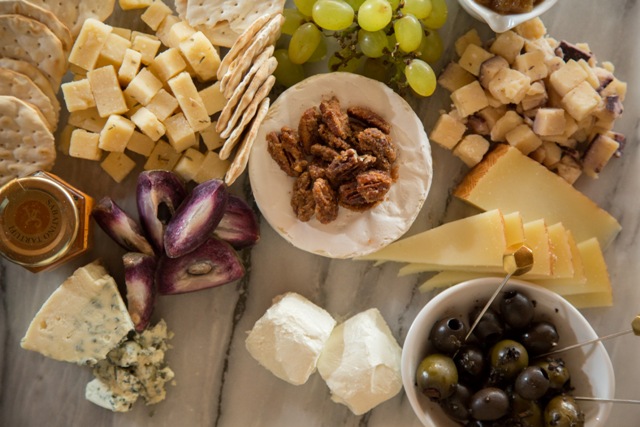 Para Becerra, un queso cremoso como el camembert puede servir como pieza central acompañado de quesos de cabra, quesos de pasta dura y quesos azules con frutas frescas, pacanas, cebollas caramelizadas y aceitunas. Becerra propone también sorprender con quesos saborizados al vino o quesos con hierbas y especias como el romero y el hinojo entre otros.