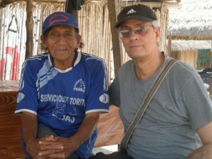 Luego de haberse perdido en la Amazonía peruana, el Dr. Fernando Santos volvió a la comunidad Yanesha en donde vivió con ellos por dos años y se enfermó de fiebre tifoidea. Desde entonces, ha continuado sus estudios en un campo que le apasiona. “La investigación de campo en comunidades indígenas es una aventura personal e intelectual a la que uno llega completamente ignorante y poco a poco va aprendiendo la forma de pensar del otro”, expresa. 