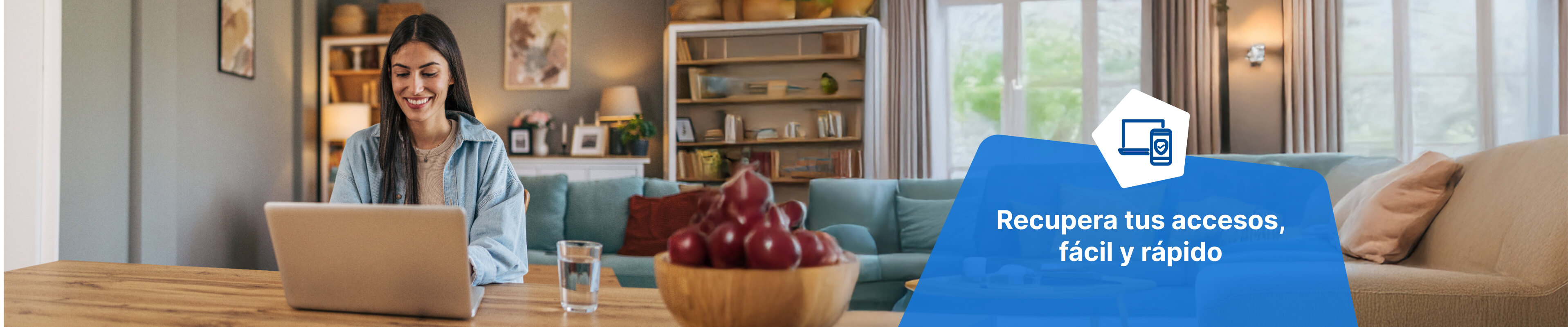 Señor mirando computadora